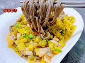 荞麦面入口有种独特的面香混搭着蚬子汤和蔬菜的鲜美让人唇齿留香回味无穷