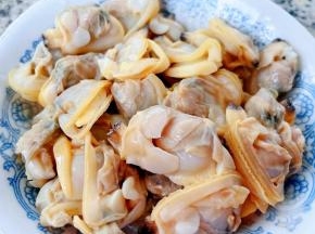 蚬子肉肉依次扒好和原汁原味的蚬子汤备用