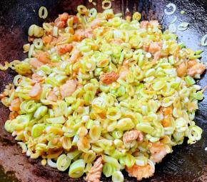 放入芸豆炒出水份至断生