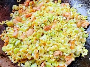 放入芸豆炒出水份至断生