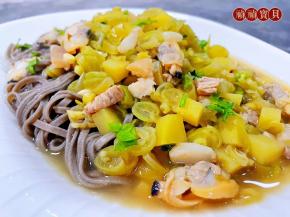 做好的五花肉芸豆土豆蚬子汤淋入容器中就大功告成了