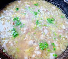 煮至所有食材完全熟透放入调味料盐和味精调味最后撒上香菜即可出锅享用