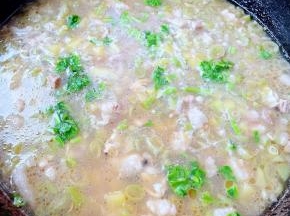煮至所有食材完全熟透放入调味料盐和味精调味最后撒上香菜即可出锅享用