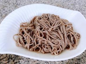 处理好的荞麦面沥干水分取适量放入容器中