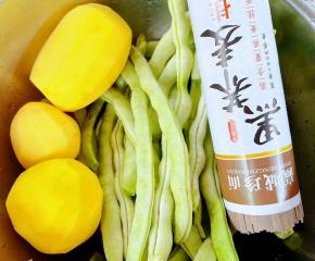 准备原材料荞麦面、芸豆摘去两端筋土豆去皮洗净
