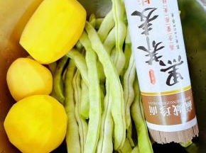 准备原材料荞麦面、芸豆摘去两端筋土豆去皮洗净