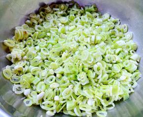 芸豆洗净沥干水分切成大小均匀的小片状