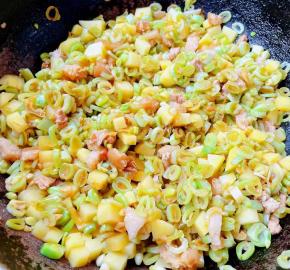 放入土豆丁和芸豆一起炒至半分熟