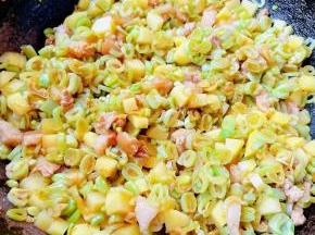 放入土豆丁和芸豆一起炒至半分熟