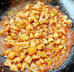 倒入调味料一品鲜酱油、蚝油炒匀炒出香味