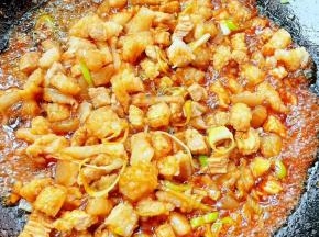 倒入调味料一品鲜酱油、蚝油炒匀炒出香味
