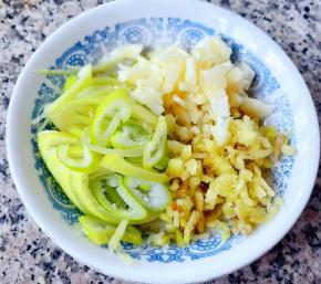 葱姜蒜切成自己喜欢的样子即可