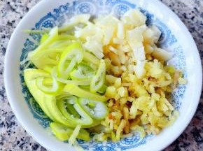 葱姜蒜切成自己喜欢的样子即可