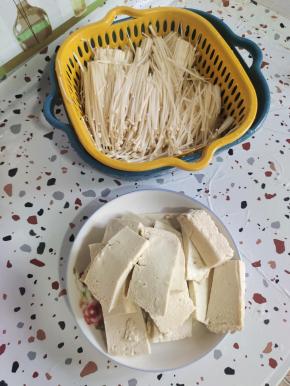 豆腐切成块，金针菇去掉根部，清洗干净挤干水分备用！