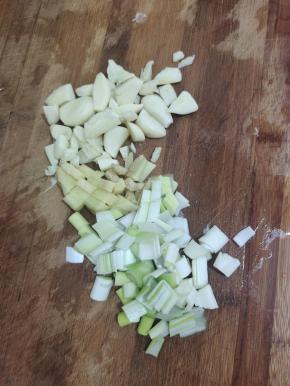 蒜瓣切成小块，生姜切成小丁，葱白切成小块备用！