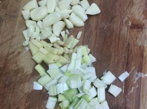 蒜瓣切成小块，生姜切成小丁，葱白切成小块备用！