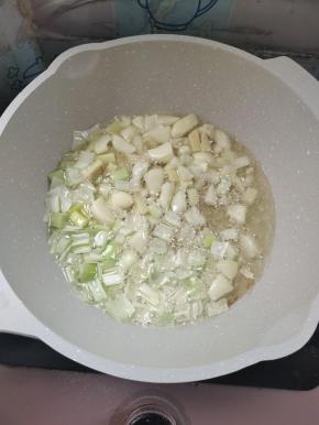 起锅烧油，放入葱姜蒜爆香！