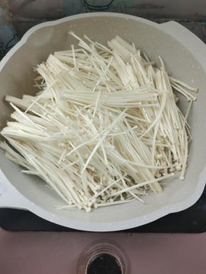 把金针菇铺在锅里！