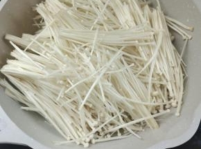 把金针菇铺在锅里！