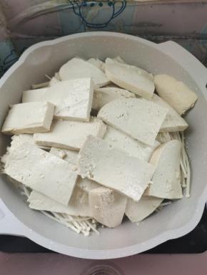 再把豆腐摆在金针菇上面！