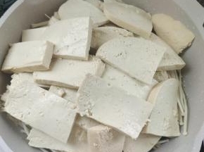 再把豆腐摆在金针菇上面！