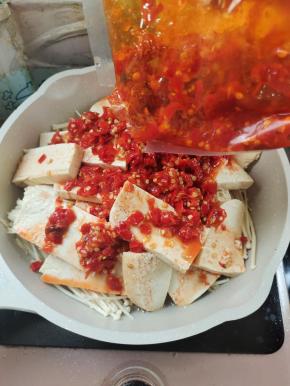 均匀的铺上一层剁椒！