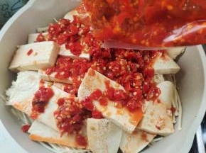 均匀的铺上一层剁椒！