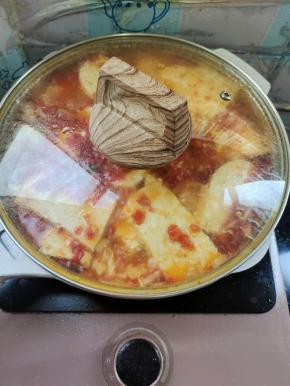 盖上盖子，中火慢炖20分钟！