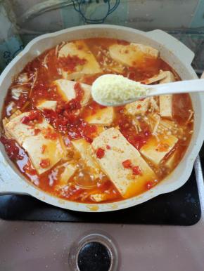 放入适量的鸡精调味儿！