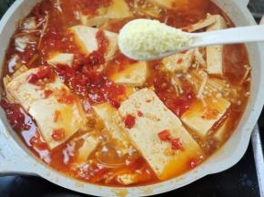 放入适量的鸡精调味儿！