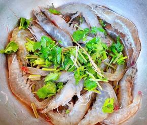 打开保鲜膜酒香四溢中还夹杂着海虾的鲜美切好的香菜放入容器中