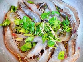 打开保鲜膜酒香四溢中还夹杂着海虾的鲜美切好的香菜放入容器中