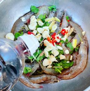 小米辣、蒜片、葱、姜切好放入容器中再放入调味料一品鲜酱油