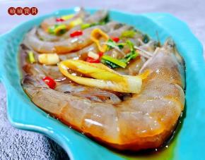 将海虾依次摆入盘中撒上配料淋上汤汁就大功告成了