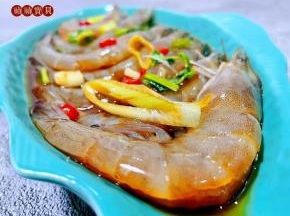 将海虾依次摆入盘中撒上配料淋上汤汁就大功告成了