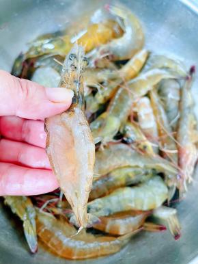 将虾的内部处理干净剪去虾须所有的海虾处理好后再用清水冲洗干净沥干水份