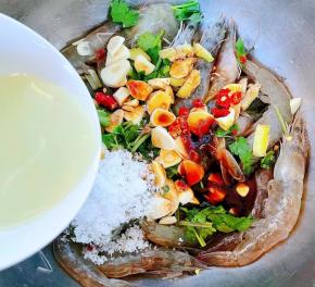 将适量辣根放入碗中倒入白醋搅拌均匀淋入海虾上