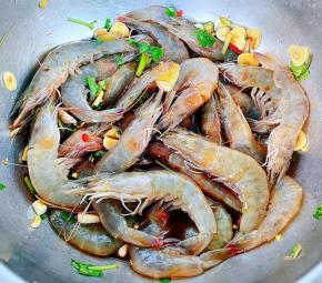 所有调味料反复轻轻按摩使调味料均匀的裹在海虾上盖上保鲜膜放入冰箱冷藏十二小时以上中途可以按摩翻动几回这样入味效果更佳