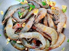 所有调味料反复轻轻按摩使调味料均匀的裹在海虾上盖上保鲜膜放入冰箱冷藏十二小时以上中途可以按摩翻动几回这样入味效果更佳