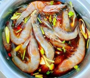 腌制好的海虾从冰箱取出看着就超级有食欲