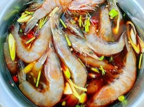腌制好的海虾从冰箱取出看着就超级有食欲