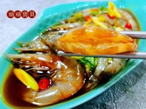 生腌活海虾入口鲜嫩脆爽混搭着料汁的味道好吃到停不下来特别吃活海虾的尾调略微有一点点甜噢