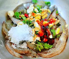 放入调味料糖、蚝油、料酒、辣鲜露、盐、味精、陈醋