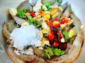 放入调味料糖、蚝油、料酒、辣鲜露、盐、味精、陈醋