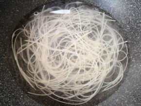 锅里放水烧至8成热，下入挂面用筷子搅散，烧开以后转小火煮5分钟。 