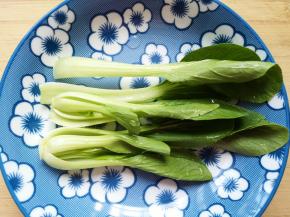 青菜洗干净。 