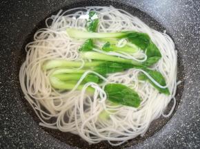 面条煮好以后，下入青菜煮1分钟关火。 