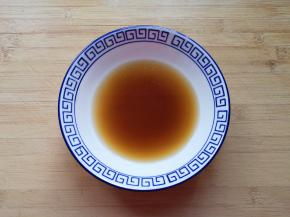 再加入两勺煮面汤，搅拌均匀。 