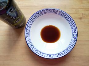碗里加入轻盐酱油。
