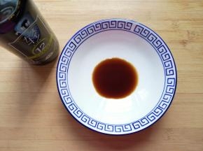 碗里加入轻盐酱油。